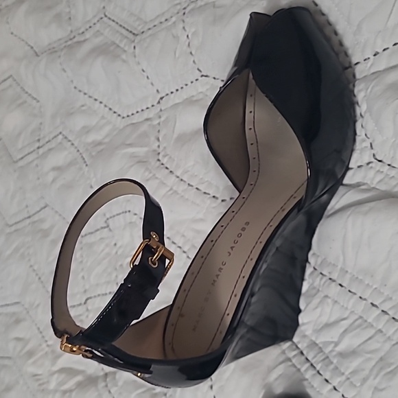 Marc Jacobs Size 8/  3.5” peep toe leather wedges sandle - Picture 11 of 13